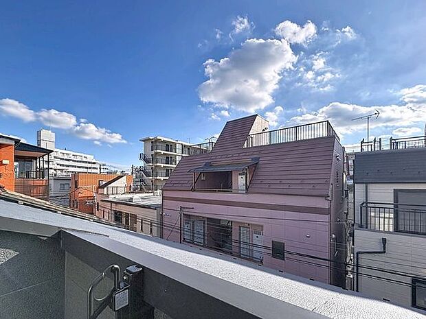 「眺望」穏やかな街並みを一望しながら、爽やかな風と柔らかく降り注ぐ陽光を感じて頂けます。