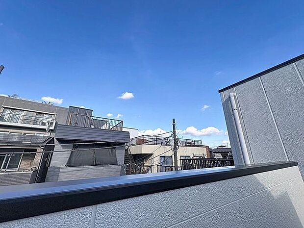 「眺望」穏やかな街並みを一望しながら、爽やかな風と柔らかく降り注ぐ陽光を感じて頂けます。