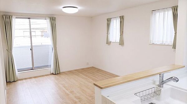 「団欒の場」忙しい朝でも、しっかり家族が揃って食事をして頂けるゆとりある大きさのダイニングスペース。手料理をテーブルで囲む素敵な時間を存分に愉しんで下さい。