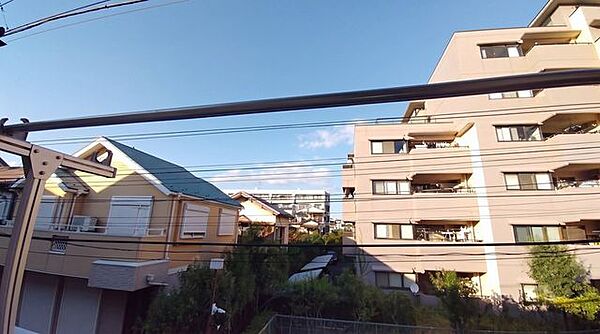 「眺望」穏やかな街並みを一望しながら、爽やかな風と柔らかく降り注ぐ陽光を感じて頂けます。