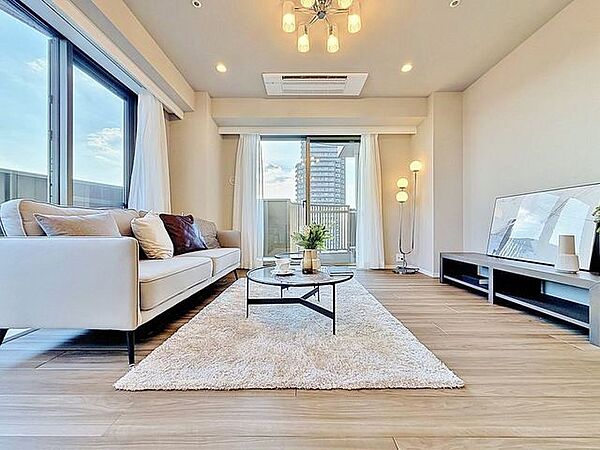 「南向き。陽当り良好。」大きな窓辺からの日差しが暖かい室内は、自然と住まう人の気分も明るくなり、リビングでの素敵なワンシーンが演出されます。