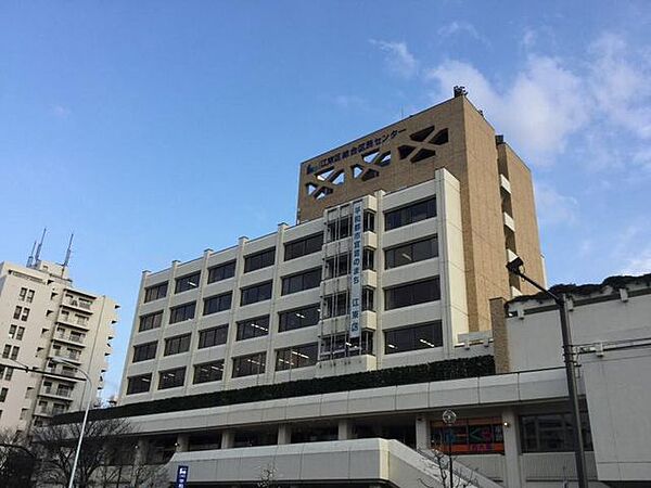 徒歩13分。江東区総合区民センター 980m