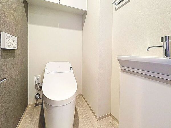 「ウォシュレット機能付き」優れた節水効果や汚れが付きにくい便座など、ほしかった機能が揃ったウォシュレット一体型トイレです。収納に便利な吊戸棚を備え付けています。