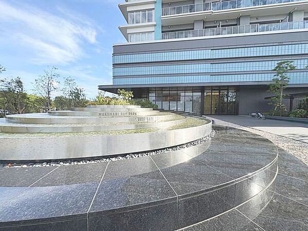 「エントランス入口」植栽もお手入れがしっかりとされており、美しい外観のポイントになっています。