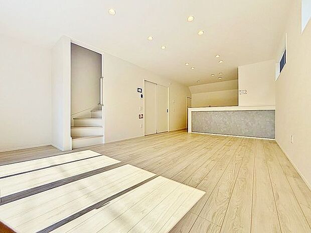 「南向き。陽当り良好。」大きな窓辺からの日差しが暖かい室内は、自然と住まう人の気分も明るくなり、リビングでの素敵なワンシーンが演出されます。