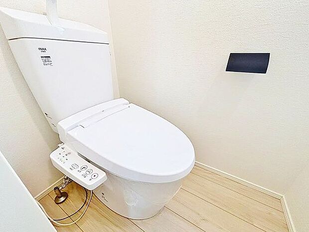 「温水洗浄便座付きトイレ」トイレは快適な温水洗浄便座付です。清潔感のあるホワイトで統一しました。いつも清潔な空間であって頂けるよう配慮された造りです。