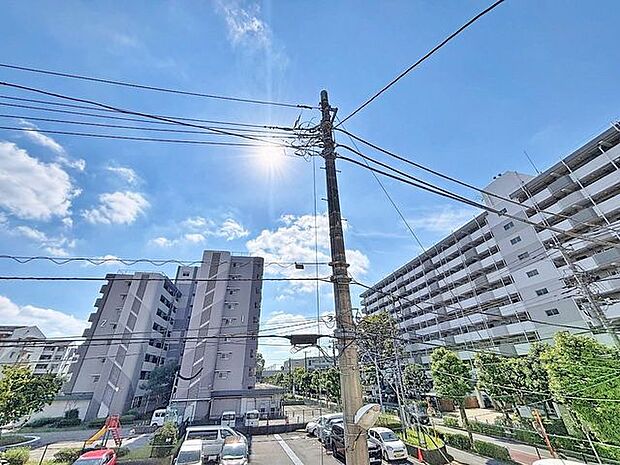 「眺望」穏やかな街並みを一望しながら、爽やかな風と柔らかく降り注ぐ陽光を感じて頂けます。