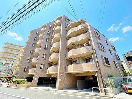「オーベル東綾瀬公園」8階部分の隣接住戸無しの角部屋マンション。大切なペットと暮らせる快適空間。建物の居住性に拘った邸宅は、「落ち着き」と「安らぎ」と「快適」を実現してくれます。