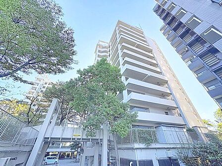「~ハイツ町屋~」緑に囲まれた外観部分の様子。訪れる人を明るい花々が暖かく迎えてくれる。そんな緑の空間が演出されております。