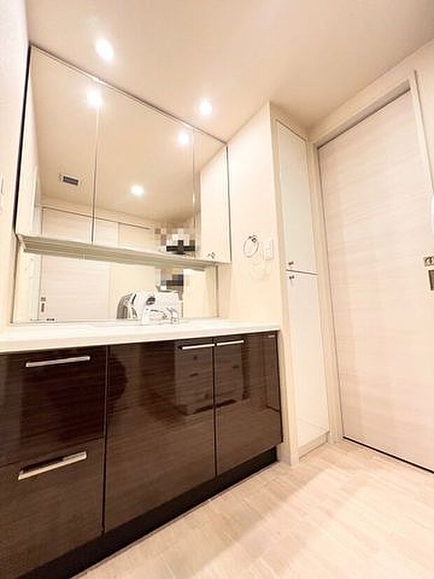 洗面台・洗面所大きな3面鏡は使い勝手がよく、右手の扉は洋室とウォークスルークローゼットで繋がります♪