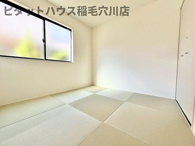 畳の香りが心地よい和室はお客様もゆっくりくつろげる一室です。