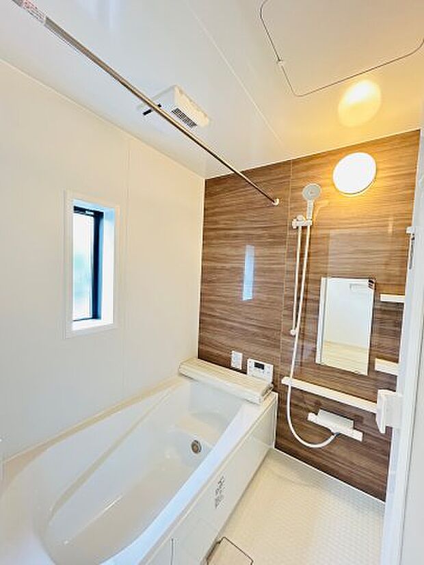 【浴室】　1年中快適にご利用できる浴室暖房乾燥機付き！