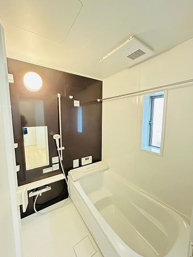 【浴室】　1年中快適にご利用できる浴室暖房乾燥機付き！