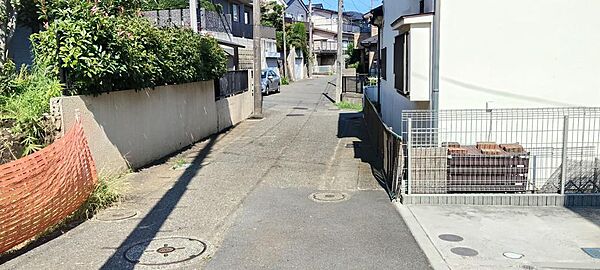 前面道路　西側から東へ向かって