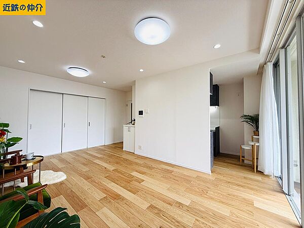 南側には高い建物は近接しておらず、ハイサッシ採用で、明るい住環境