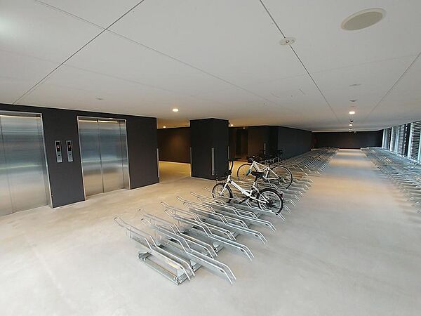 屋内駐輪場を完備しているので大切な自転車も安心。