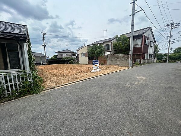 広々とした更地が魅力。建築プランが広がる整形地で、新しい暮らしを始めませんか。周辺は閑静な住宅街です。