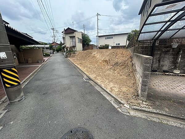 落ち着いた住環境で新しい暮らしを始めませんか。前面道路は車の交通量も少なく、穏やかな日々を送れそうです。この立地で、あなたの理想の住まいを実現するチャンスです。