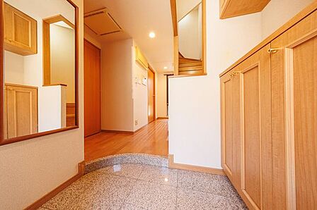戸建て感覚のメゾネットならではの、ゆとりある玄関です。