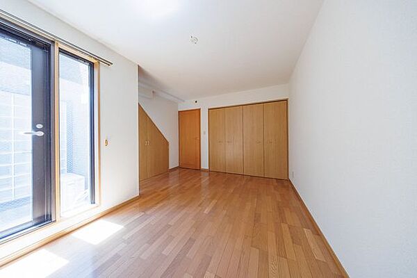 地下にも窓があり明るいお部屋です。
