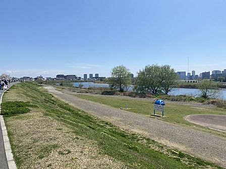 多摩川 徒歩2分。 110m