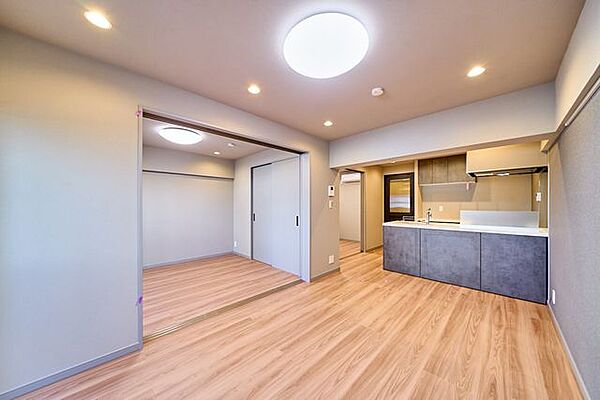 清潔感のある明るいフローリングがお部屋に馴染み、心地よい空間を演出します。