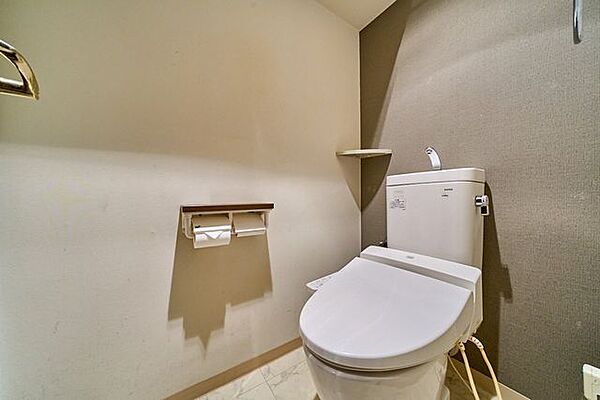 トイレは温水洗浄便座付です。