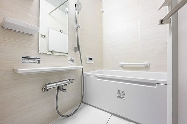 浴室には雨の日に大活躍な浴室換気乾燥機能付きです。