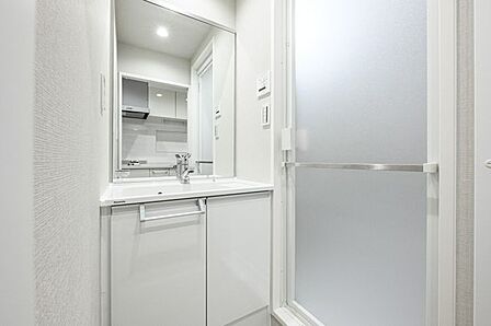 清潔感のある明るい雰囲気の洗面室。