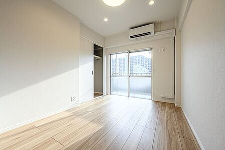 前に建物がなく明るい洋室です。