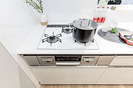 使いやすい3口コンロ。※室内の家具や調度品等は価格に含まれません。