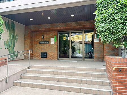 緑豊かな植栽が彩る、落ち着いたエントランスアプローチ。
