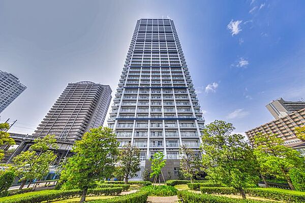 アルド・ロッシ建築事務所によるデザイン設計監修。洗練された佇まいが魅力のタワーレジデンス。