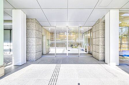 石調の素材感が、エントランスに重厚感をもたらします。