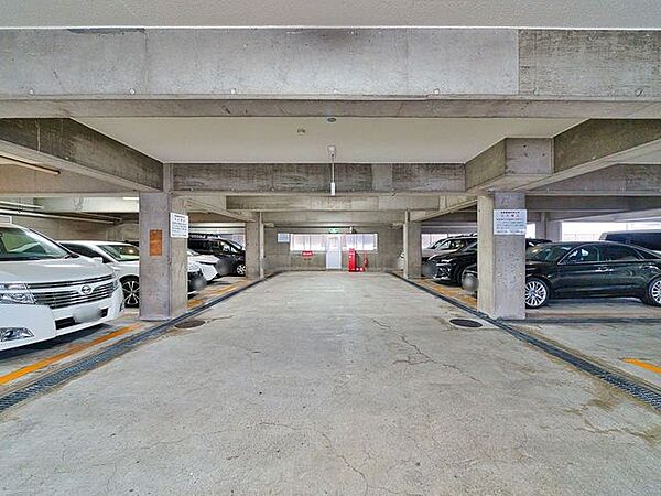 雨の日にうれしい屋根のある駐車場です。※空き状況は担当までお問い合わせくださいませ。