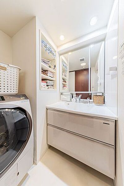 使いやすい三面鏡付の洗面台。収納力もありますので、日用品をストックするにも良いですね。