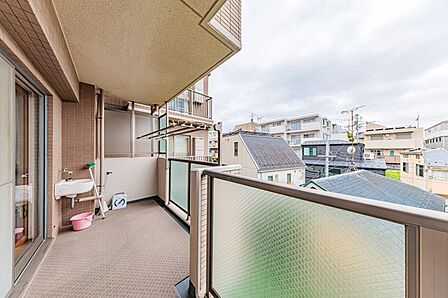 新鮮な風が吹き込み、開放的に過ごすことができます。お天気が良い日はお洗濯もはかどりそうです。