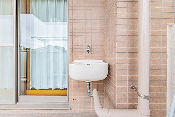 バルコニーは、嬉しいスロップシンク付。バルコニーのお掃除やガーデニングにも便利です。