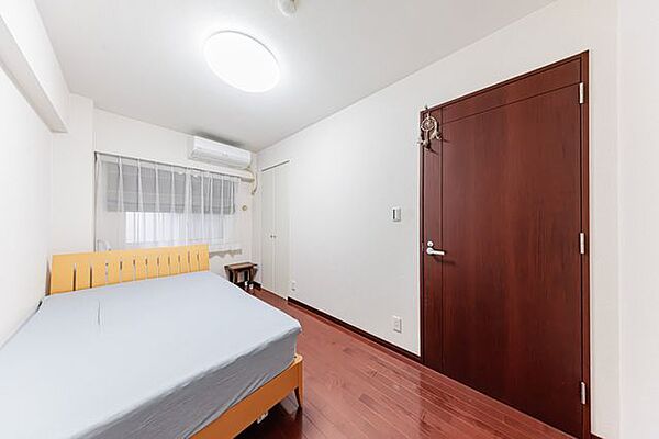 洋室（約5.8帖）　クローゼットの付いたお部屋です。