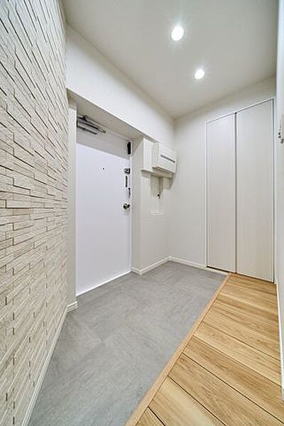 玄関には、快適に湿度を保てる調湿建材のエコカラットを貼りました。臭いの原因となる成分を吸着し、脱臭・軽減も。