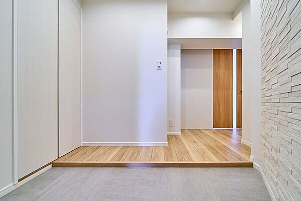 玄関には嬉しい人感センサー付きです。両手がふさがっている時にも便利です