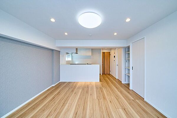 清潔感のある明るいフローリングがお部屋に馴染み、心地よい空間を演出します。