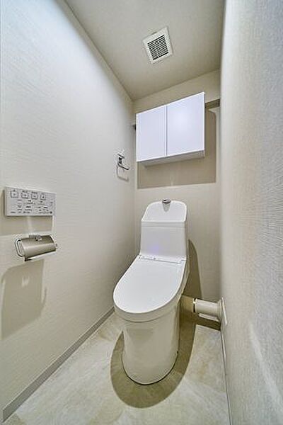 トイレは温水洗浄便座付き。上部には収納付き。トイレットペーパー等、買い置きもしやすそうです。