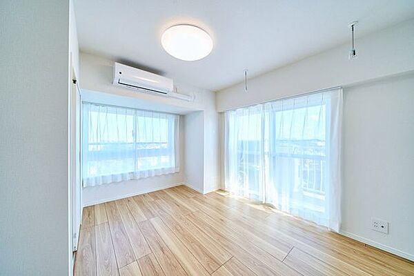 洋室（1）　バルコニーに面したお部屋です。窓が2か所あるため通風良好です。