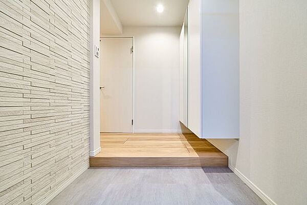 玄関にはエコカラットが施されており高級感があります。