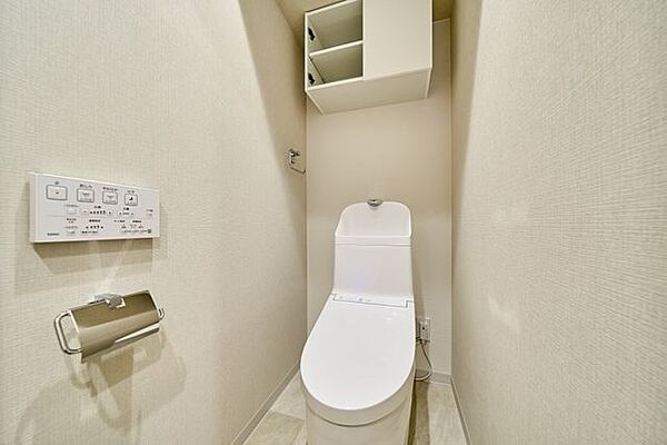 トイレには小物類の収納に便利な吊戸棚があります。