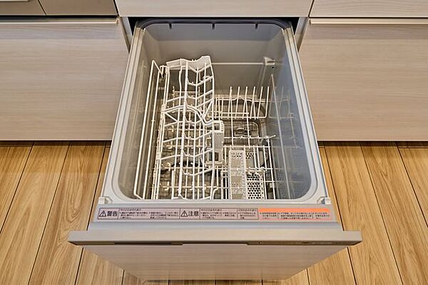 食洗機完備。洗浄から乾燥まで全自動。食器洗い時の手荒れの心配もなく衛生的です。