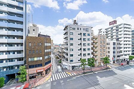 バルコニーからの眺望。採光や通風良好の窓の多い角部屋に位置しております。