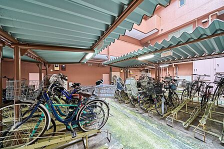 自転車置き場。空き状況は担当までお問い合わせください。