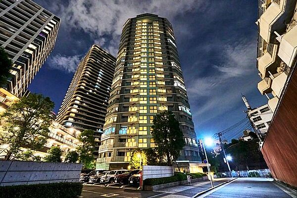地上23階建て、東京急行電鉄（株）旧分譲の免震タワーマンションです。